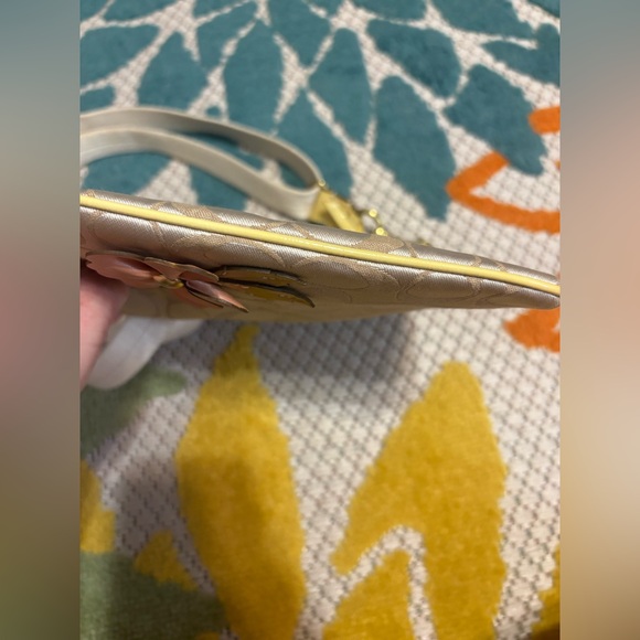 Coach Signature Crossbody Bag with Floral Appliqué - Picture 4 of 15